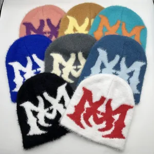 Vista dettagliata di berretti in maglia peluche con logo NY jacquard in otto colori diversi