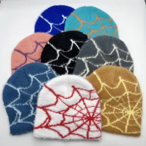 Détail de bonnets en maille avec motifs jacquard toile d'araignée en plusieurs coloris tendance