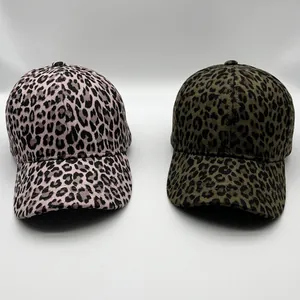 Detailansicht von Baseballkappen mit Leopardenmuster in Rosa und Olivgrün aus Wildleder