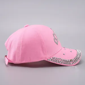 Détail d'une casquette rose en coton avec lettre B en strass argentés et bord orné