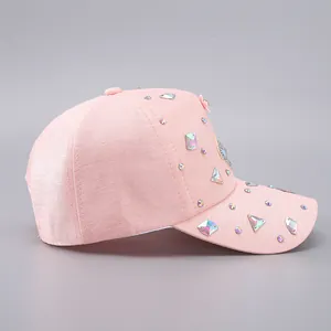 Detail der rosa Baseballkappe mit bunten Strasssteinen und 3D-Blumenakzenten