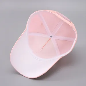 Innenansicht der rosa Baseballkappe mit 6-Panel-Naht, Schweißband und Snapback-Verschluss