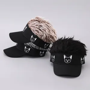 Detailansicht der lustigen Baseballkappen mit flauschiger Perücke und Katzenstickerei