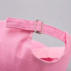 Détail de la casquette rose en sergé de coton avec sangle réglable et boucle en métal