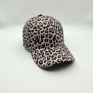 Nahaufnahme des hochwertigen rosa Leopardenmusters auf der gebogenen Baseballkappe Textur