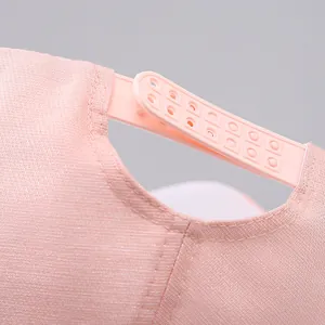 Detailansicht der rosa Baseballkappe mit verstellbarem doppelreihigem Snapback-Verschluss