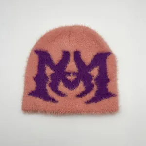 Berretto in maglia rosa soffice con motivo jacquard a lettera M gotica viola