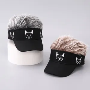 Detail von kreativen Visier-Mützen mit Perückenhaar und süßer Katzenstickerei in zwei Farben