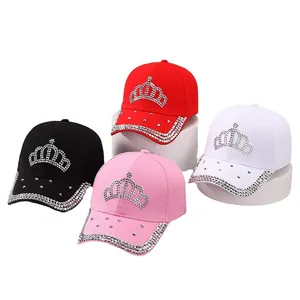 Lot de quatre casquettes en coton avec couronne en strass en noir rouge rose et blanc pur