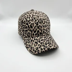 Detailaufnahme der weichen Textur und des klassischen Leopardenmusters auf der Baseballkappe