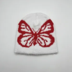 Berretto invernale in peluche bianco con grande motivo a farfalla rossa jacquard