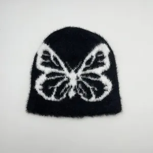 Dettaglio della trama jacquard a farfalla e del tessuto soffice sul berretto nero