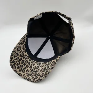 Detailansicht der Leopardenkappe innen mit 100% Polyester Etikett und Metallschließe