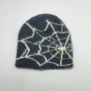 Détail du bonnet en peluche gris avec motif toile d'araignée blanche et texture douce