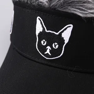 Detailaufnahme der Katzen-Stickerei auf einer schwarzen Kappe mit grauem Kunstpelzbesatz