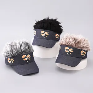 Detailansicht der Perücken-Sonnenblenden mit Camouflage-Herzmustern und Denim-Stoff