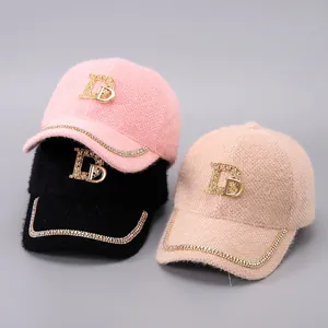 Details winterliche Nerzimitat-Basecaps mit Strass-D-Logo in Rosa, Schwarz und Beige