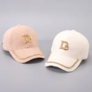 Detail der Strass-DB-Buchstaben und Diamantbesatz auf Plüsch-Nerz-Baseballkappen