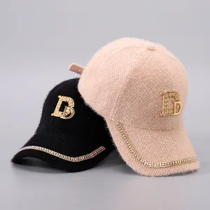 Nahaufnahme von Plüsch-Nerzsamt-Baseballkappen mit Strass-DD-Metalllogo und Besatz