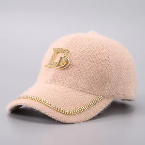 Detailansicht der rosa Nerzsamt-Basecap mit Strass-D-Logo und Kristallrand-Verzierung