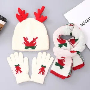 Winter gebreide set voor kinderen met rendier muts, sjaal en handschoenen in kerststijl