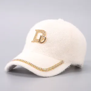 Cremefarbene Nerzsamt-Baseballkappe mit Strass-Doppel-D-Logo und funkelnder Krempenverzierung