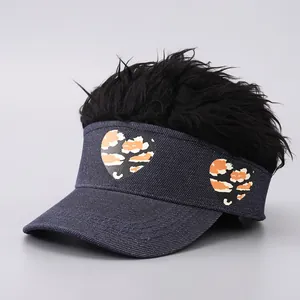 Detail der blauen Denim Perücke Kappe mit schwarzen Kunsthaaren und Leopard Herz Patch
