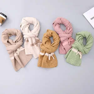 Winter gebreide sjaalset in vijf kleuren met strikdetails en een zachte textuur