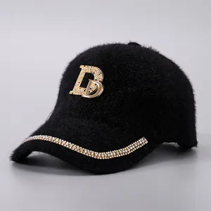 Luxuriöse schwarze Plüsch-Baseballkappe mit Strass-Buchstabe D und glitzerndem Schirm