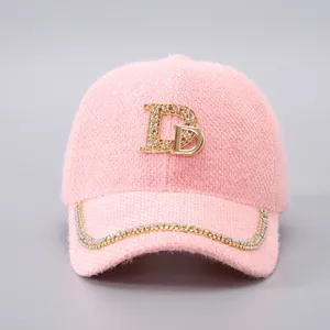 Detailansicht der rosa Pelz-Baseballkappe mit kristallbesetztem D-Logo und Krempe