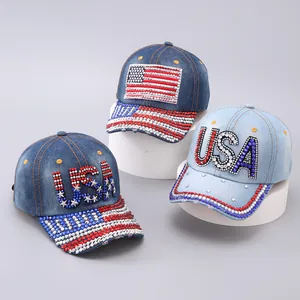 Dettaglio ravvicinato di cappelli USA in denim con stelle di strass in stile patriottico