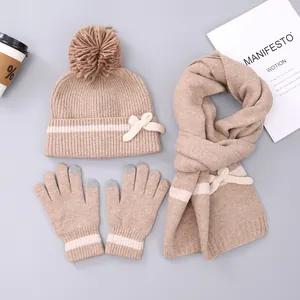 Gedetailleerde flat lay van de kaki wintergebreide set met muts, sjaal en handschoenen