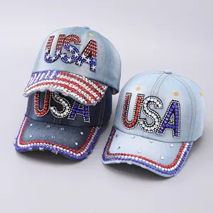 Dettaglio di strass USA su berretti da baseball in denim blu con borchie della bandiera USA