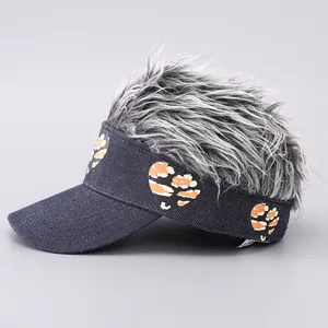 Detailansicht der Denim-Perückenkappe mit Leopardenherz-Drucken und silbernem Kunsthaar