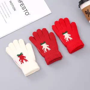 Detail van gebreide wanten met een rendier jacquardpatroon en geribbelde elastische boorden