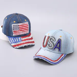 Dettaglio della bandiera USA in strass e scritta su berretti in denim blu