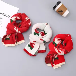 Detailweergave van kerstsjaals met rendierpatronen en zachte, warme gebreide textuur