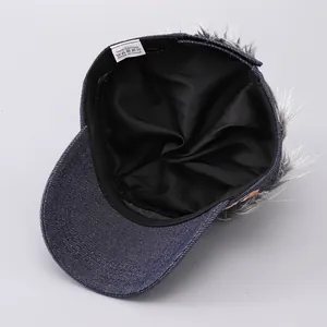 Detailansicht der Perückenkappe aus Denim mit Baumwollfutter und Etikettendetails