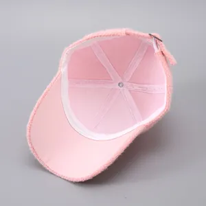 Detailansicht der Innenseite einer rosa Nerz-Pelzimitat Baseballkappe mit Metallschließe