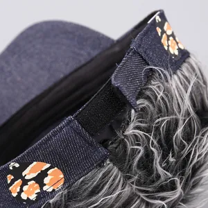 Detailaufnahme der Jeans-Baseballkappe mit grauem Kunsthaar und Klettverschluss