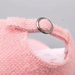 Makroaufnahme einer rosa Plüsch-Basecap mit Metal-Verstellschnalle und weichem Innenfutter