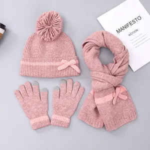 Detail van roze gebreide handschoenen met touchscreen-tips en bijpassende sjaalstrik