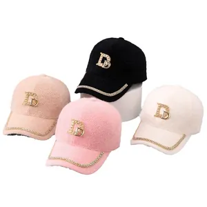Plüschige Nerzimitat-Baseballkappen für Damen mit Strass-D-Buchstaben und Ketten