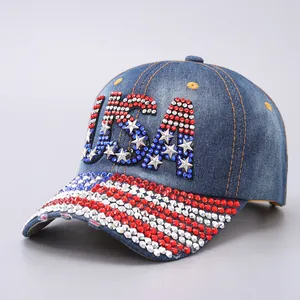 Dettaglio della scritta USA in strass e stelle sul berretto da baseball in denim