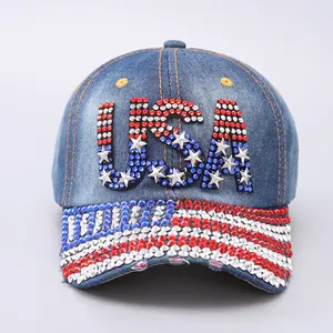 Dettaglio di strass USA e stelle su cappello denim blu con motivo della bandiera americana