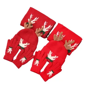 Rode kerstgebreide set voor kinderen met gewei muts, rendiersjaal en warme handschoenen