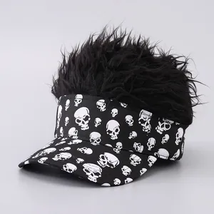 Detail der schwarzen Kappe mit Totenkopfmuster und flauschigem Perückeneffekt oben