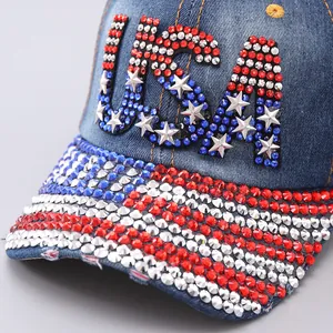 Dettaglio del logo USA in strass e stelle scintillanti su cappello di jeans