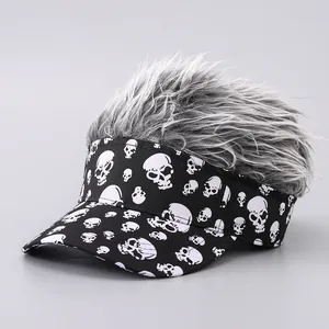 Lustiger Visierhut mit grauer Perücke und Totenkopfmuster im kreativen Punk-Stil