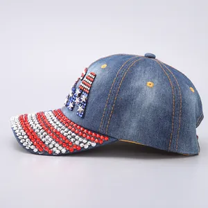 Dettaglio ravvicinato di strass scintillanti su cappello di jeans con bandiera USA